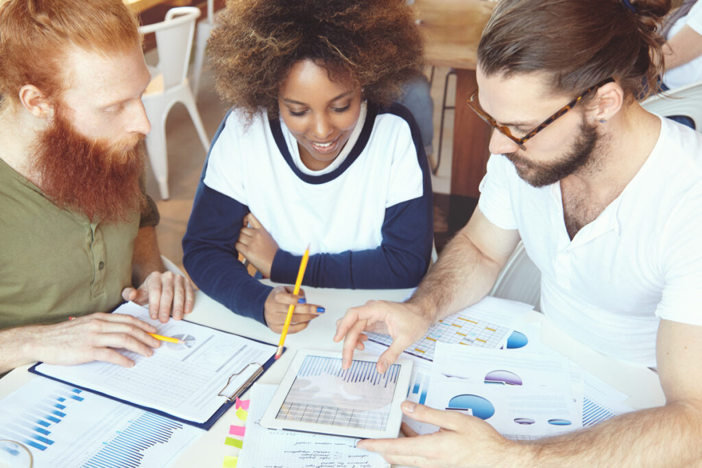 groupe d'étudiants travaillant ensemble