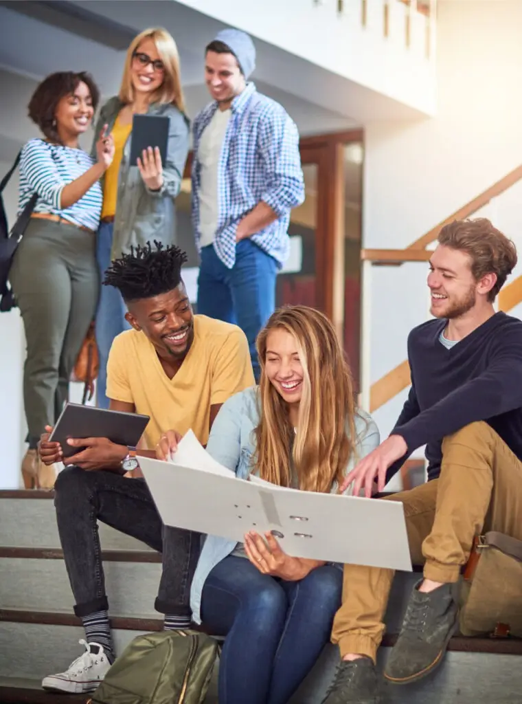 Un groupe d'étudiant qui sourient dans le hall d'une école